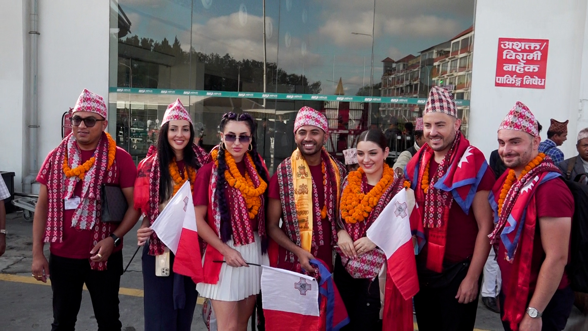 मिस माल्टाको टोलीलाई विमानस्थलमा भव्य स्वागत - फाेटाे फिचर